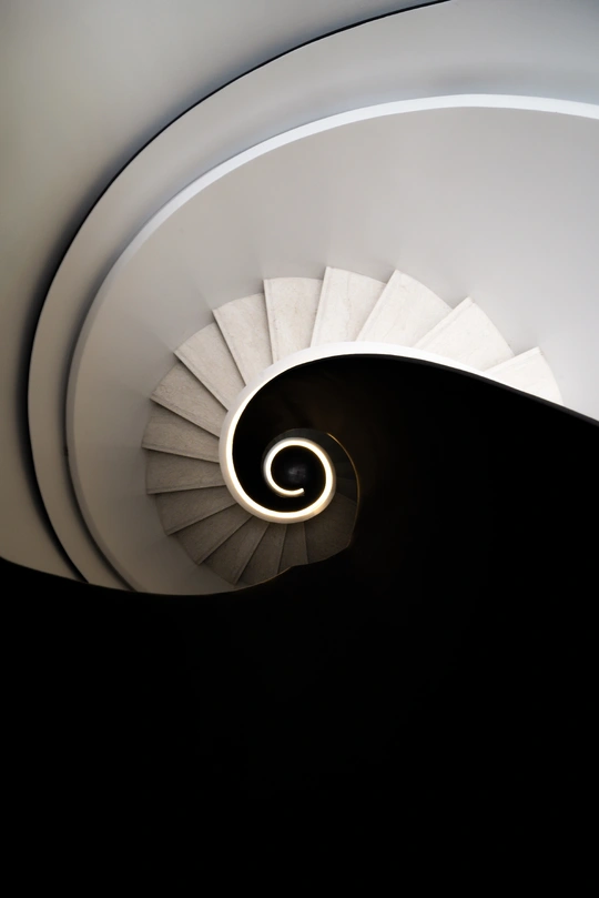 螺旋楼梯 底部有光