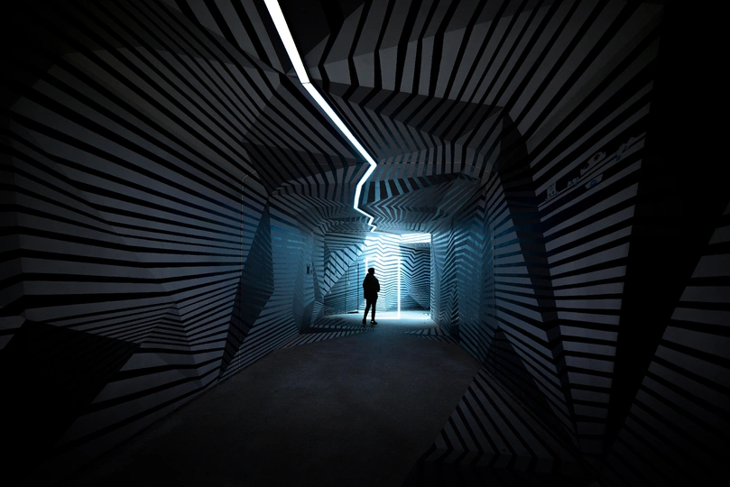 一个人穿过黑暗的隧道 尽头有光