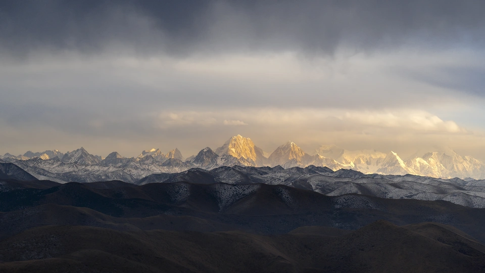 日落时山脉的景色 阳光透过云层