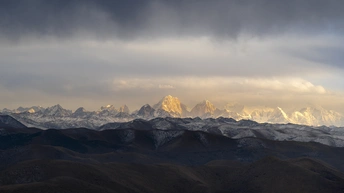 日落时山脉的景色 阳光透过云层