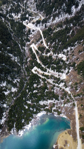 被群山环绕的水体和一条路