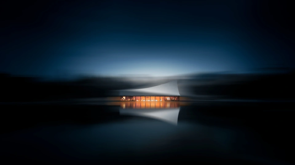 夜晚照亮水边的房子