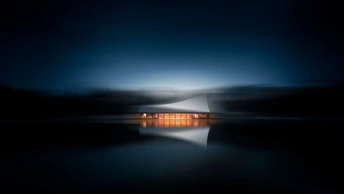 夜晚照亮水边的房子