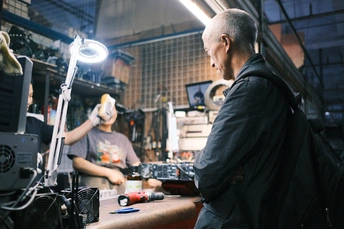 在工厂工作的一个人与其他男人在一起