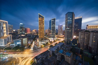 夜晚的城市照片 包含摩天大楼和交通