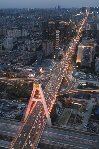 傍晚的城市 aerial view 高耸的建筑和大量的交通 light traffic。