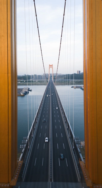 汽车驶过悬索桥