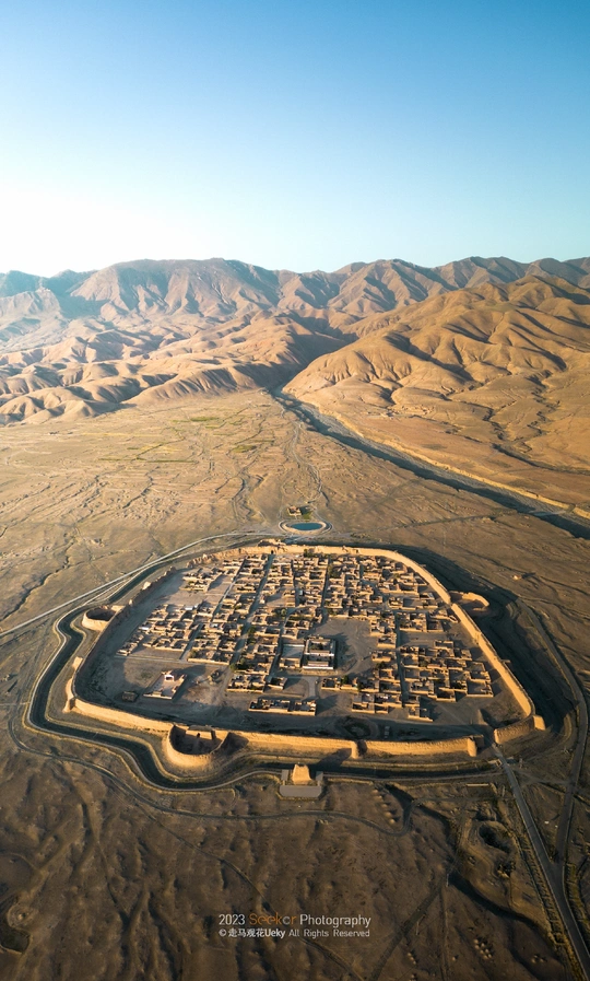 沙漠中的城市 aerial view