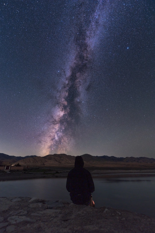 一个坐在湖边看星星的男子