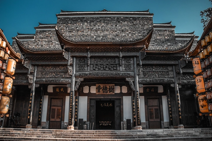 台下客来去，台上人经年