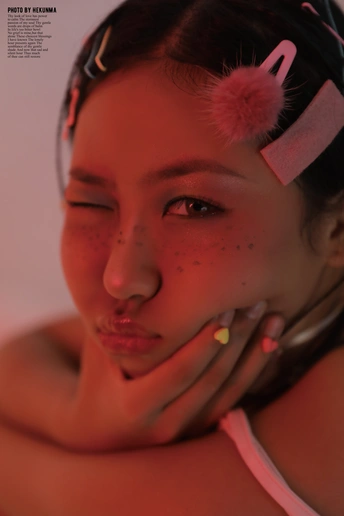 一个粉红色头发的女孩脸上有一种粉红色的物质