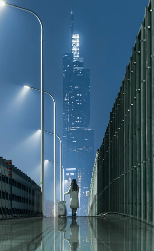 一个带着行李箱的女人站在夜晚的城市中 周围有高大的建筑。