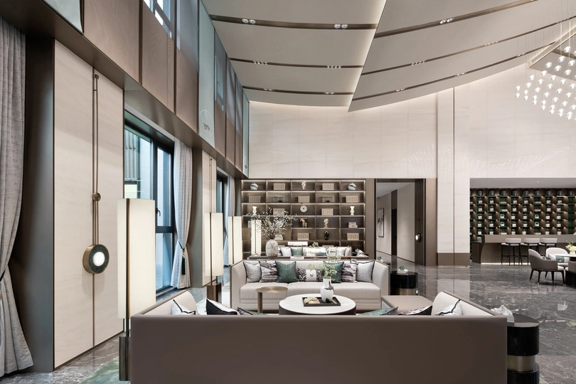 一个现代化的客厅和餐厅 配有白色家具和一扇从地板到天花板的大型窗户。