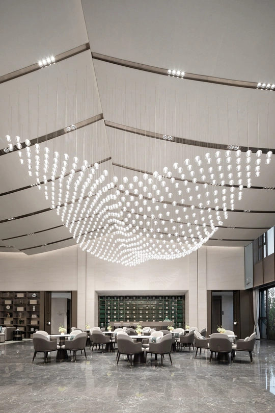 建筑或图书馆的大厅 配有桌子、椅子以及从天花板挂下的大型吊灯。