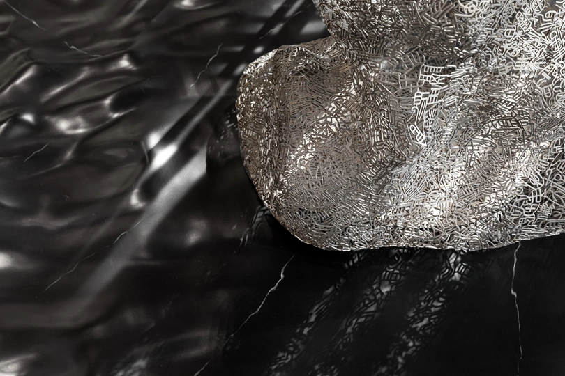 一块黑色的岩石上有冰和水