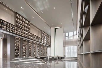 现代建筑的宽敞大厅 地板上有书架