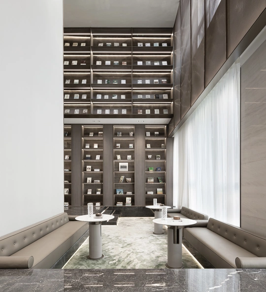 一个有长凳和桌子在内的房间