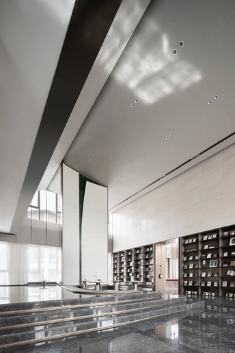 一个现代化的图书馆在一个大房间里 地面上有书架。