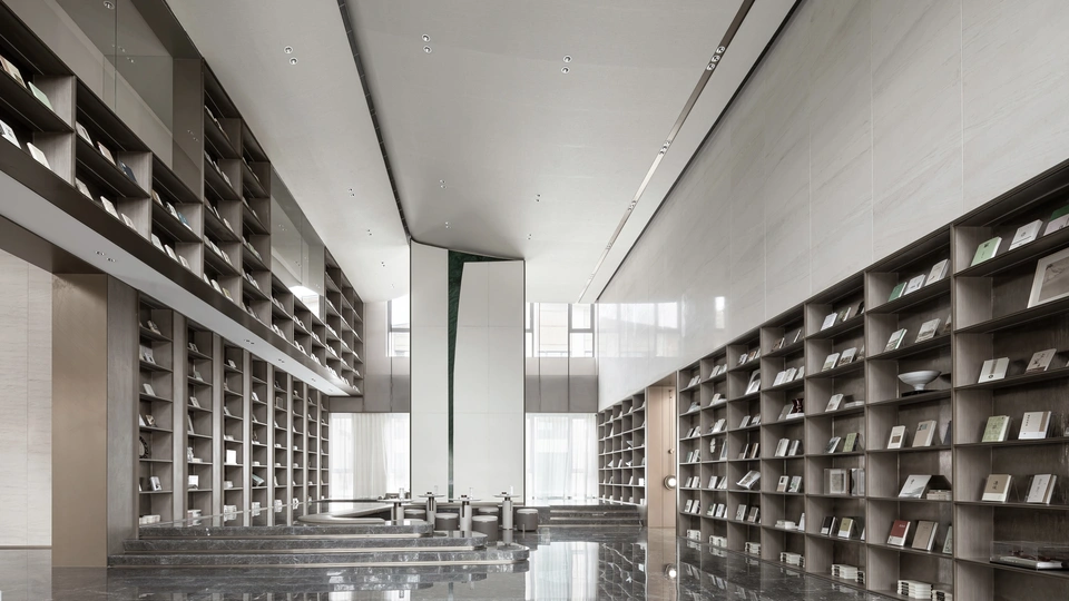 一个现代化的建筑中的一个大型房间 地板上有书架。