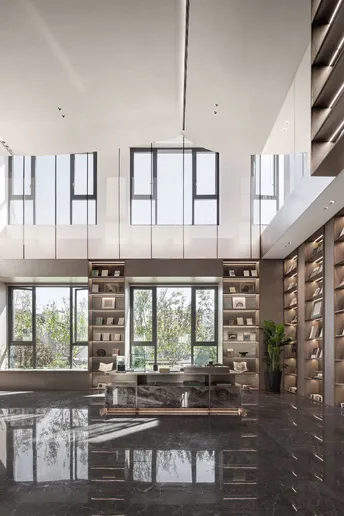 具有高天花板和大窗户的现代建筑的大厅