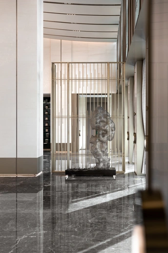 一个带大门口和地板上的雕塑的大厅