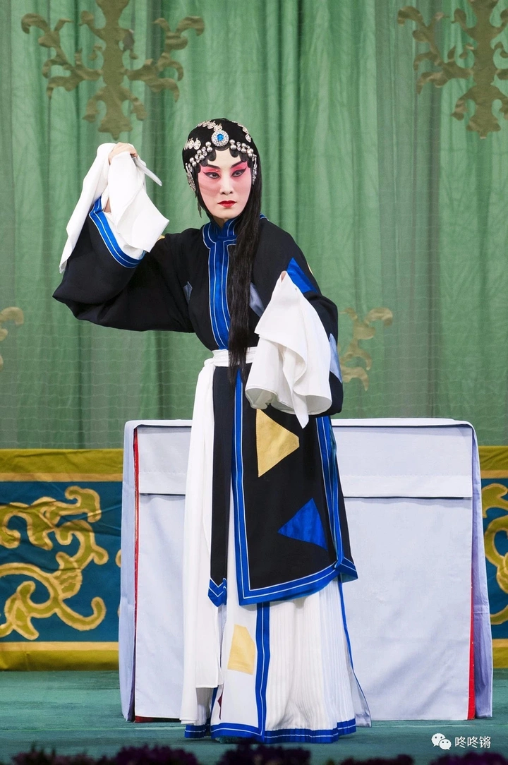 京剧《荒山泪》