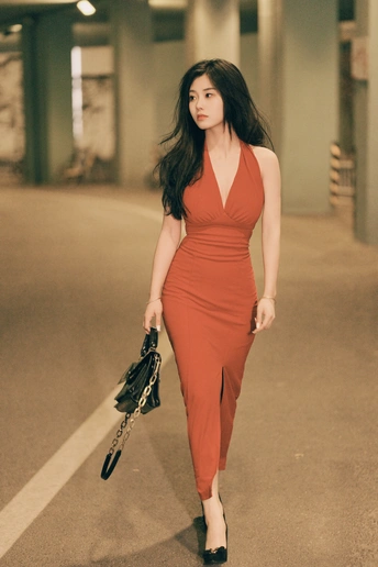 一位穿着橙色裙子的女人正在行走