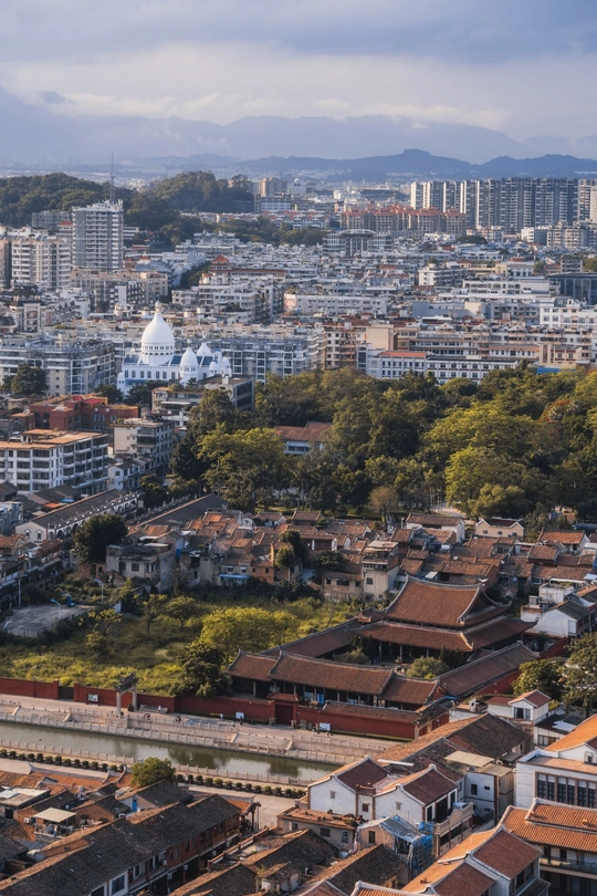 城市景观 背景为 mountains。