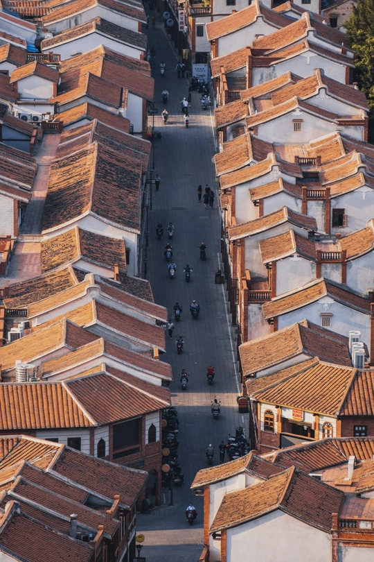 旧城区房屋和街道的屋顶鸟瞰图