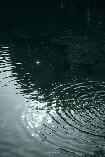 夜晚的黑暗湖泊 太阳照耀 月亮在水面上反射。