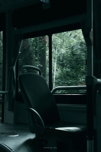 空椅子坐在火车窗前