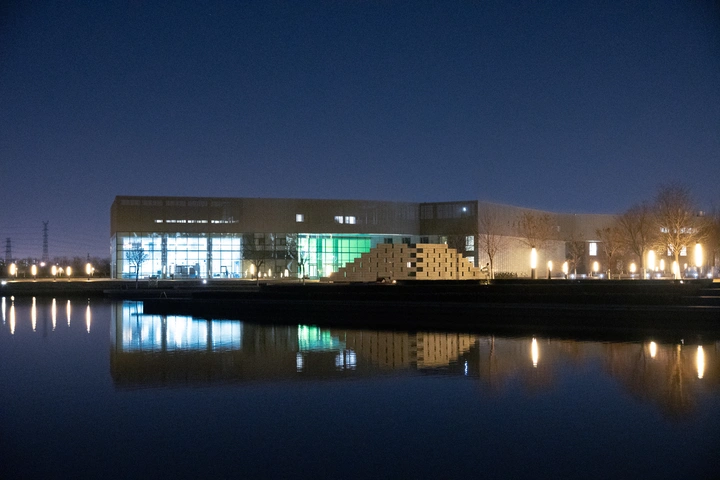 天津大学北洋园校区的湖与夜