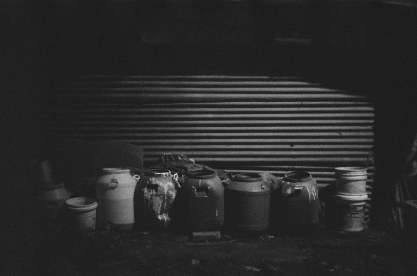 一张黑白照片 展示了桶和桶箍