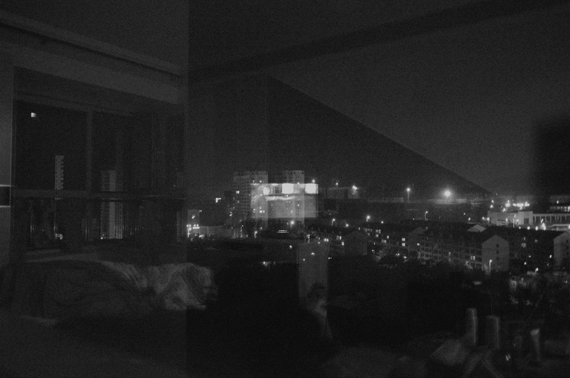 一张黑白照片 夜晚一个黑暗的房间中的人们