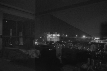 一张黑白照片 夜晚一个黑暗的房间中的人们