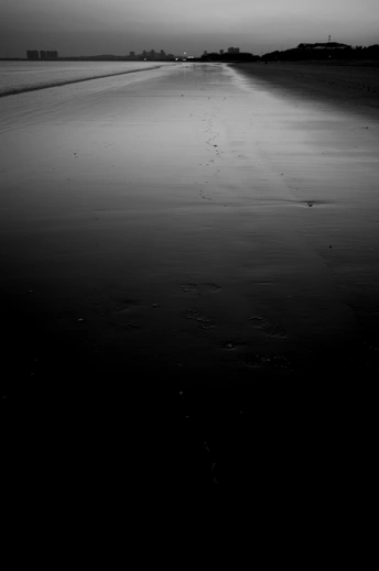 夜晚的海滩 湿沙和水