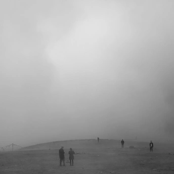 天空中有云 人们正在田地里走。