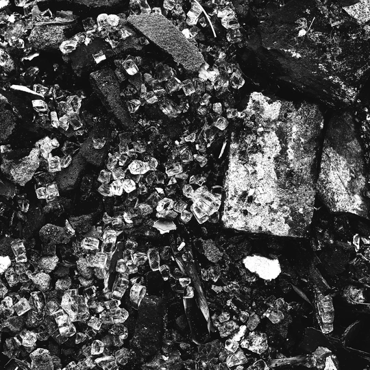 黑白相间的冰、岩石和破碎的玻璃