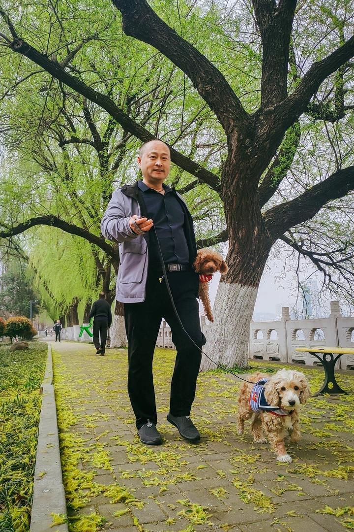 牵一只，抱一只🐶🐶