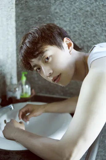 一个年轻女孩在一个白色水槽里洗手