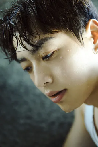 一位留着白头发的年轻男孩的肖像