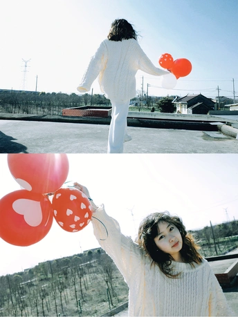 一张照片 小女孩穿白色衣服 手里拿着红气球