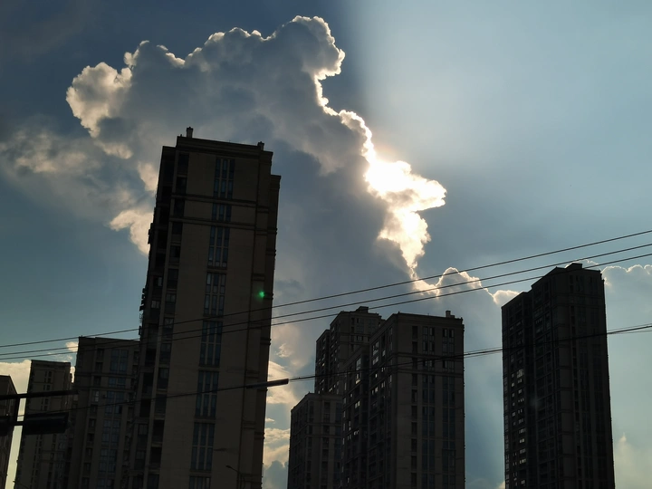 今日太阳跟云