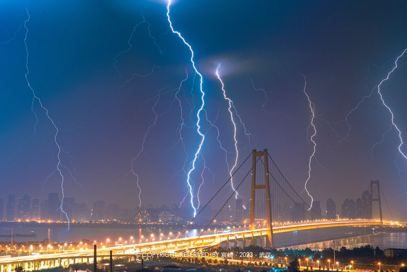 夜幕降临 城市上空闪电划过。