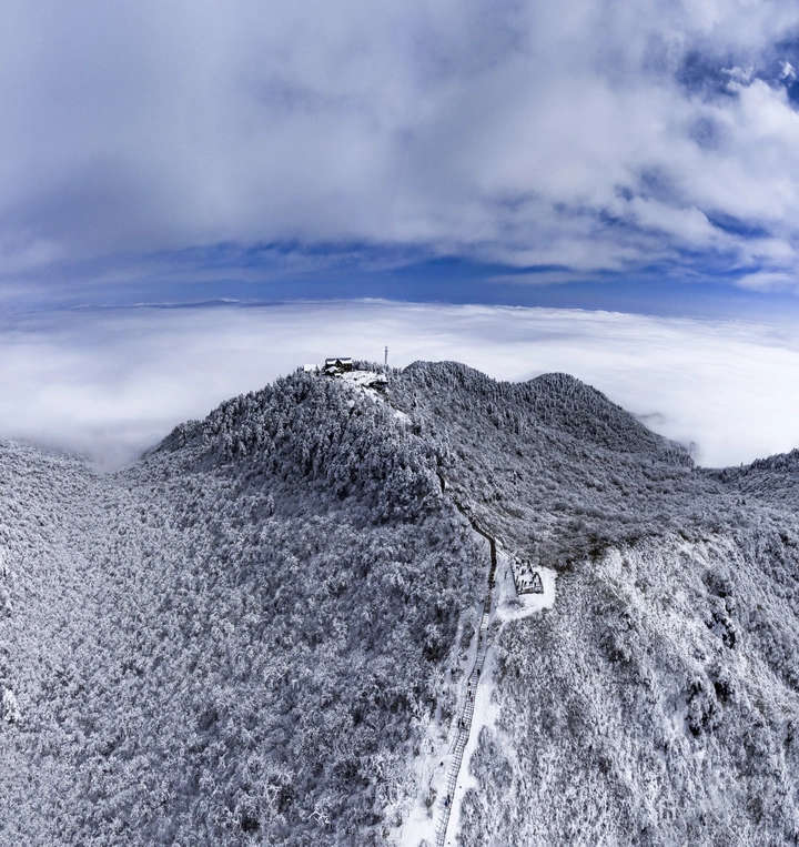 隆冬时节的西岭雪山