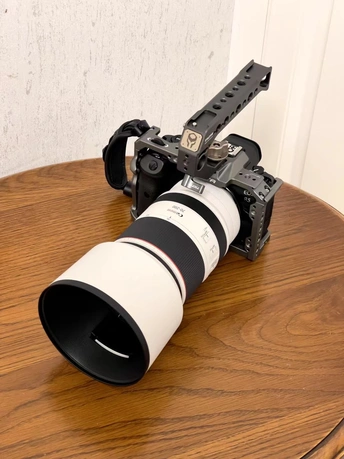 桌子上的一部带有相机镜头的相机