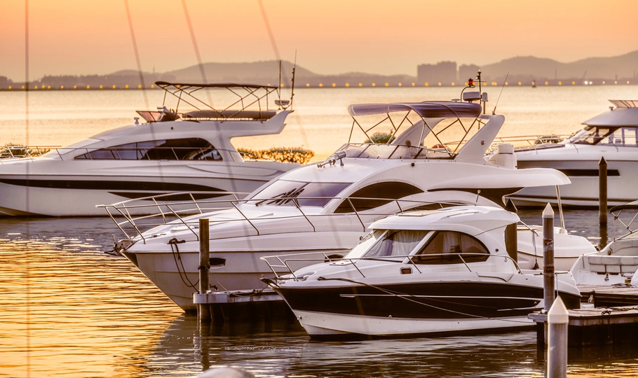 夕阳下停泊在码头的几艘船和游艇