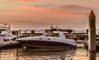 夕阳下停泊在码头的几艘船和游艇