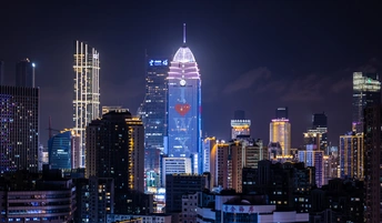 夜晚的城市 高耸的摩天大楼在天空线上熠熠生辉。