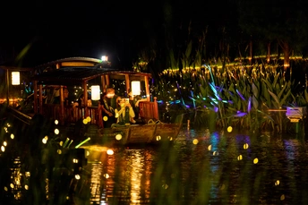 夜晚在池塘或湖上发光的船